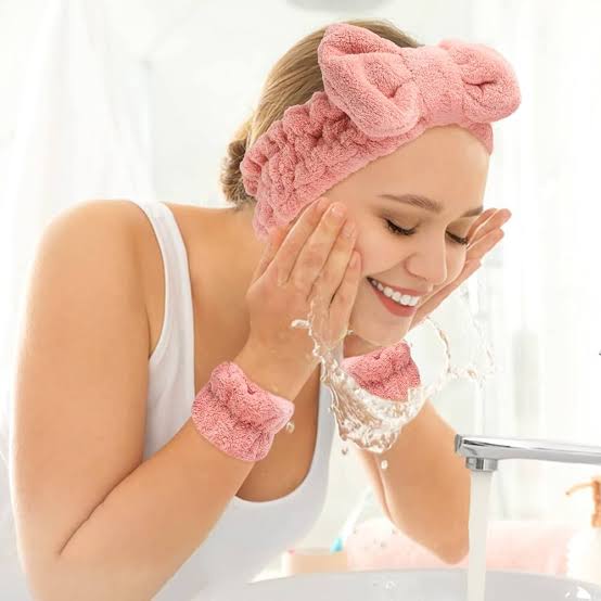 💖 3-Piece Kiss Lovely Wrist Strap Set ✨ – Face Wash Headband & Wristbands (Soft Fabric) 🧖‍♀️